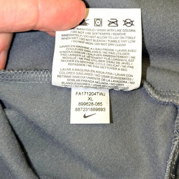 Nike Therma Dri Fit Boys, Gray Pullover  With Green Swoosh and Kangaroo Pocket - Picture 10 of 10